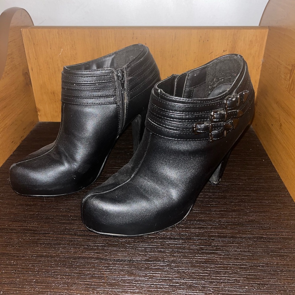 🎊 3/$20 🎊 Black leather high heel boots